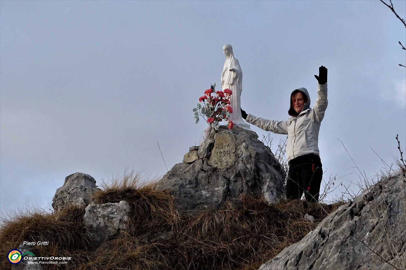 88 Dalla croce a ricordo vista sulla Madonnina.JPG